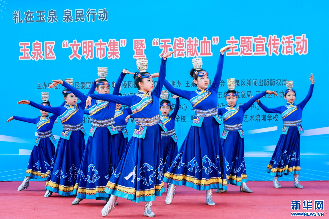 呼和浩特:逛文明市集 沐时代新风