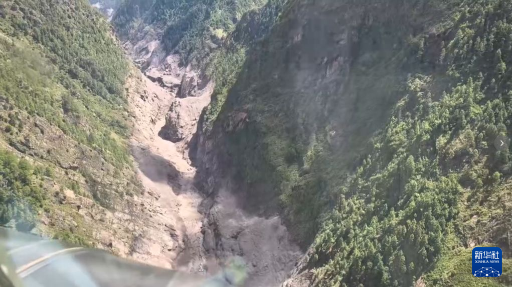 西藏军区某陆航旅第一批2架直升机抵达吉隆口岸上空