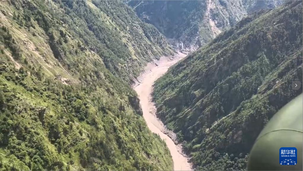 西藏军区某陆航旅第一批2架直升机抵达吉隆口岸上空