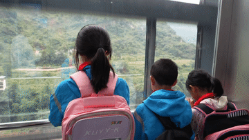 云南：峡谷学子搭乘“空中校车”开启新学期